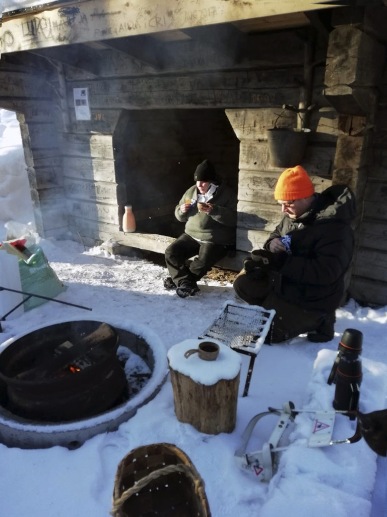 Heidi ja Mikko Oivukka laavulla Leenan Koskituvalla evästelemässä kauniissa auringonpaisteessa