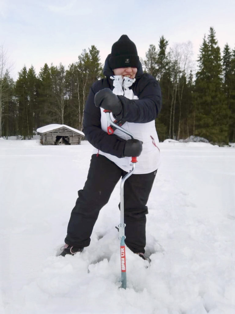 Heidi näyttää mallia kuinka kairataan. Ei haittaa vaikka lumista sohjoa on nilkkoihin saakka ja pipokin on valahtanut silmille -hymy on silti herkässä. 