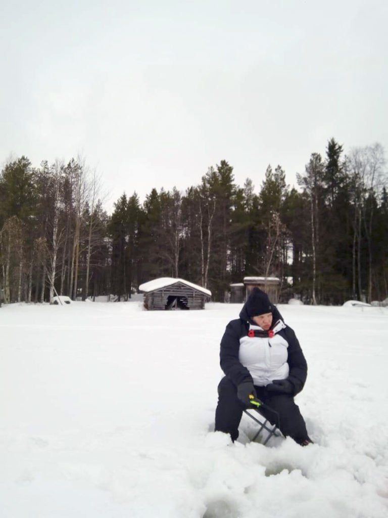 Odotellaan...odotellaan....odotellaan... Pitkä on pilkkijän aika. Ei syö kala, ei. Heidi istumassa pilkkijakkaralla lumen peittämällä järvellä. 