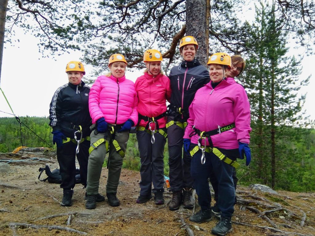 Seikkailijaryhmämme jyrkänteen laella kypärät päässä ja valjaat puettuna. Vasemmalta Outi, Taija, Marianne, Sini, Sirpa ja Heidi.