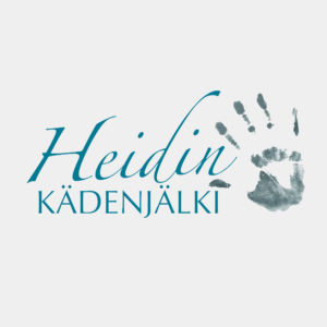 Neliskulmainen Heidin kädenjälki -logo joka koostuu nimestä (Heidin kädenjälki). ´Heidin´ on kirjoitettu lennokkaalla tekstillä. Sen alapuolella lukee painokirjaimin: kädenjälki. Näiden oikealla puolella on siniharmaa kämmenen kuva. Logossa on helmenharmaa pohjaväri. 